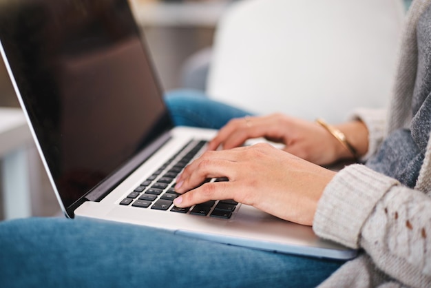 Mittlerer Teil einer Frau mit Laptop