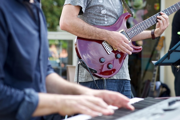 Foto mittlerer teil eines mannes, der im freien gitarre spielt