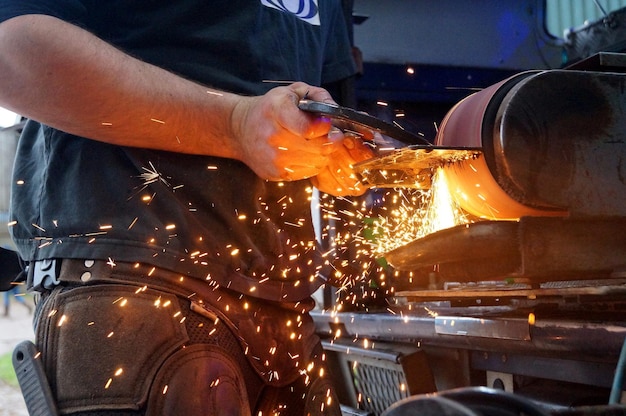 Mittlerer Teil eines Pferdehändlers mit Hufeisen in der Werkstatt