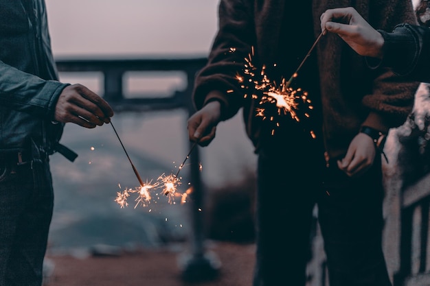 Mittlerer Teil von Menschen, die nachts Funkeln in der Hand halten