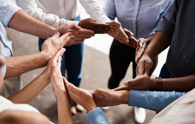 Foto mittlerer teil von menschen, die sich die hände stapeln