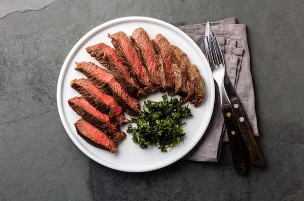 Mittleres Rindfleischsteak auf weißer Platte