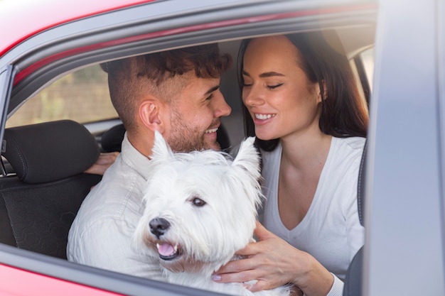 Foto mittleres schuss glückliches paar mit niedlichem hund