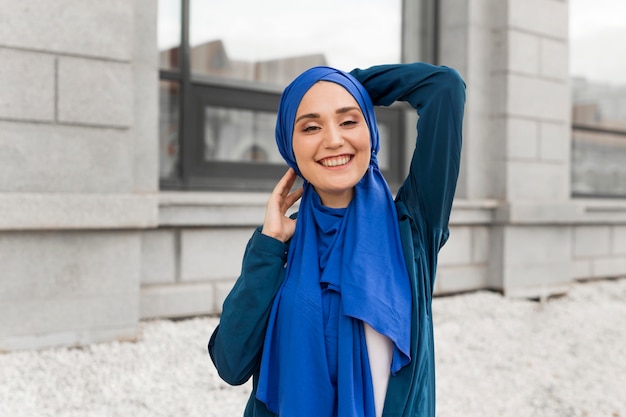 Foto mittleres schuss wunderschönes mädchen mit hijab lächelnd