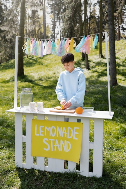 Foto mittleres schusskind, das limonade macht