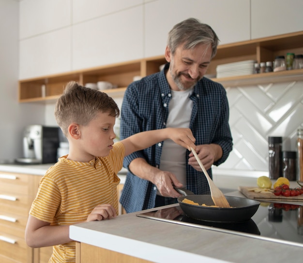 Foto mittleres schusskind, das omelett kocht