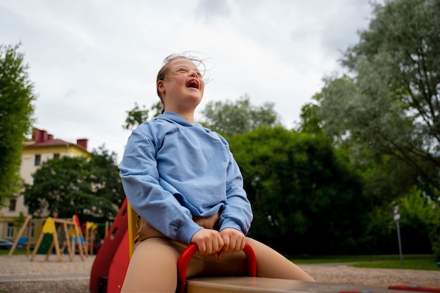 Foto mittleres schussmädchen mit down-syndrom, das spaß hat