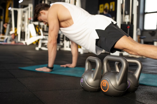 Foto mittleres schussmanntraining auf matte