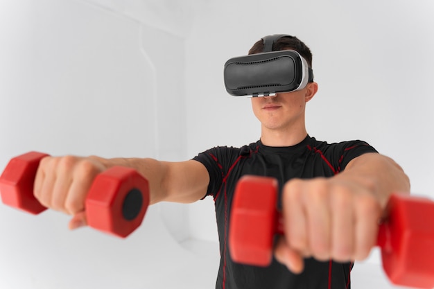 Foto mittleres schussmanntraining mit vr-brille auf