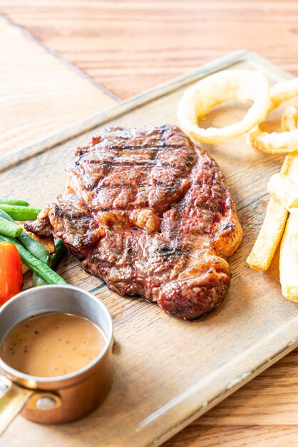 Mittleres seltenes Rindersteak mit Gemüse und Pommes Frites