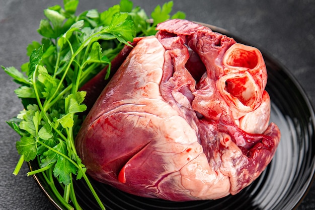 Miudezas de coração cru carne de porco ou refeição de carne lanche na mesa cópia espaço comida fundo rústico top