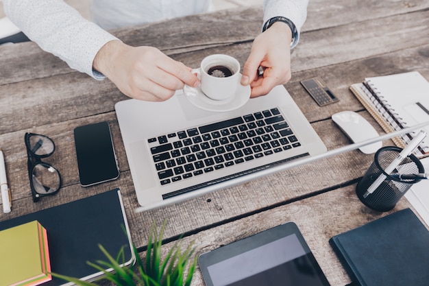 Mix aus Büromaterial und Gadgets auf Holz