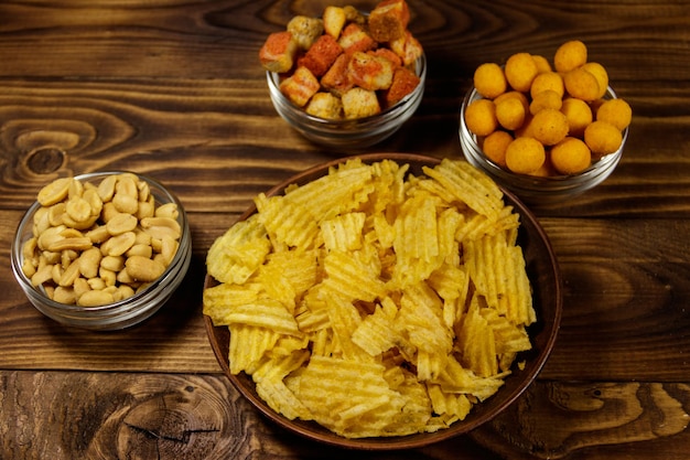 Mix aus Snacks für Bier auf Holztisch