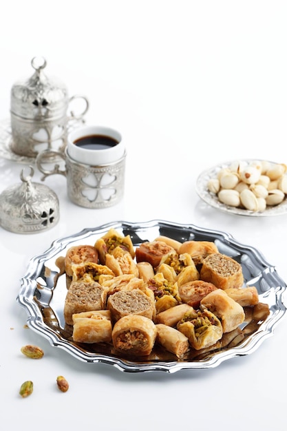 Mix Baklava Dish ou Baklawa é Doces Tradicionais Árabes e Turcos com Pistache Servido com Café Turco Foco Selecionado