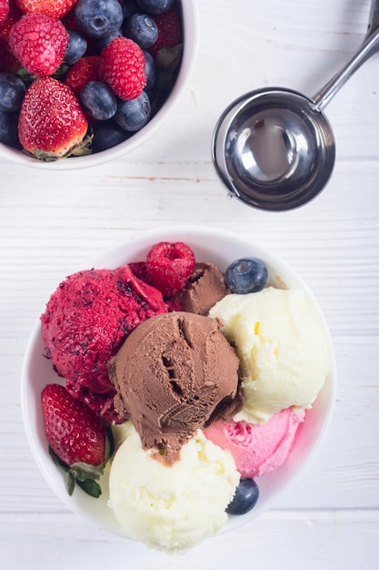 Mix de bolas de helado de frutos rojos, chocolate y vainilla