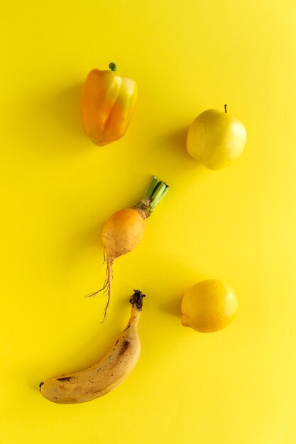 Mix de frutas e legumes na cor amarela