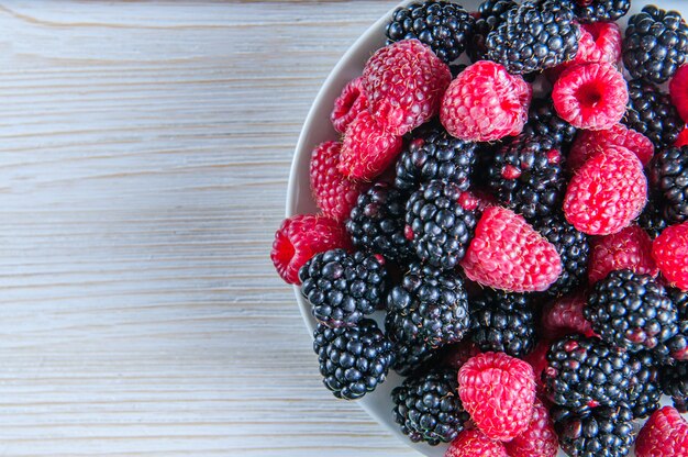 Foto mix de frutas frescas em fundo de madeira rústica