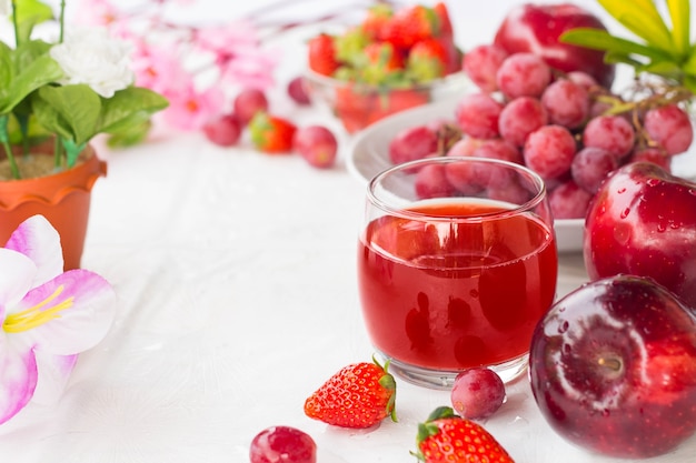 Mix de frutas vermelhas frescas e suco para saudável