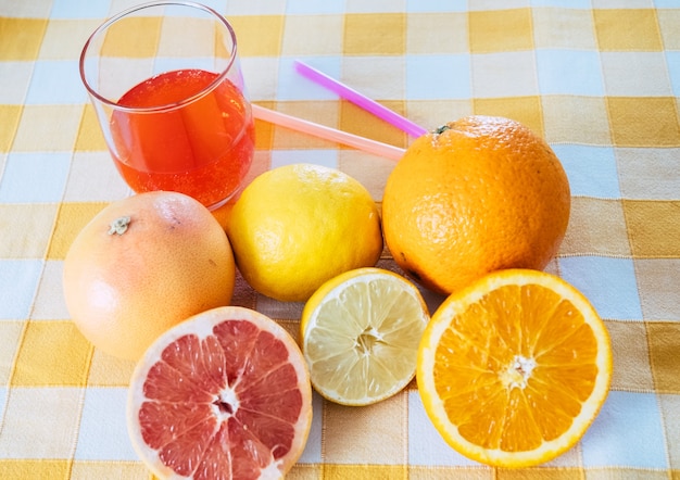 Foto mix de suco de frutas para bebida saudável frescura e vitaminas cítricas de laranja e toranja