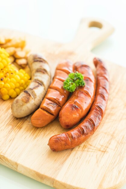 Mix gegrillte Wurst mit Gemüse und Pommes Frites