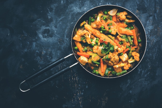 Mix Gemüsecurry - Indisches Hauptgericht Rezept enthält Karotten, Blumenkohl, grüne Erbsen und Bohnen, Babymais, Paprika und Paneer oder Hüttenkäse mit traditionellem Masala und Curry