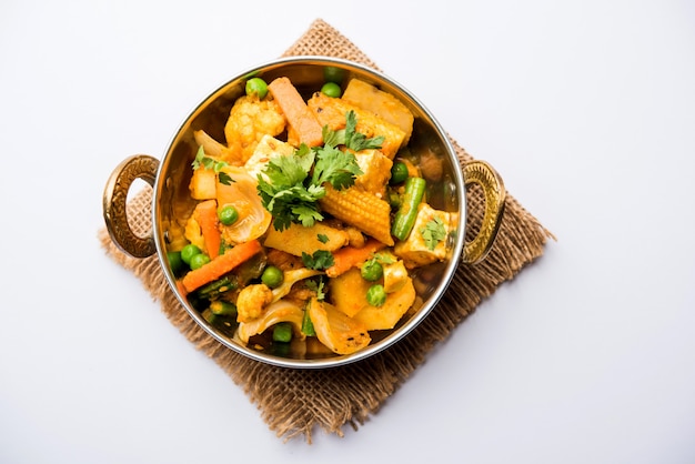 Mix Gemüsecurry - Indisches Hauptgericht Rezept enthält Karotten, Blumenkohl, grüne Erbsen und Bohnen, Babymais, Paprika und Paneer oder Hüttenkäse mit traditionellem Masala und Curry