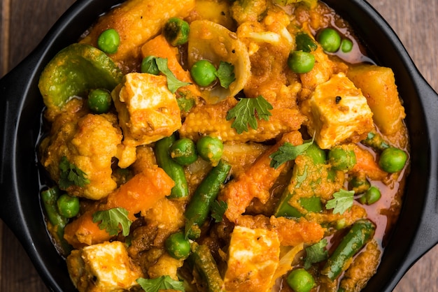 Mix Gemüsecurry - Indisches Hauptgericht Rezept enthält Karotten, Blumenkohl, grüne Erbsen und Bohnen, Babymais, Paprika und Paneer oder Hüttenkäse mit traditionellem Masala und Curry