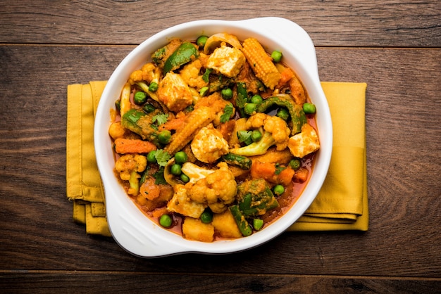 Mix Gemüsecurry - Indisches Hauptgericht Rezept enthält Karotten, Blumenkohl, grüne Erbsen und Bohnen, Babymais, Paprika und Paneer oder Hüttenkäse mit traditionellem Masala und Curry