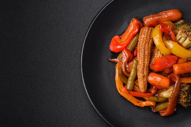 Mix de verduras maíz zanahorias pimientos brócoli cebollas en salsa teriyaki