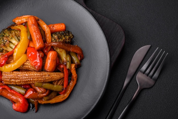 Mix de verduras maíz zanahorias pimientos brócoli cebollas en salsa teriyaki