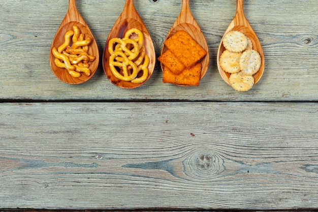 Mix von Snacks: Brezeln, Cracker, Pommes und Nachos auf dem Tisch