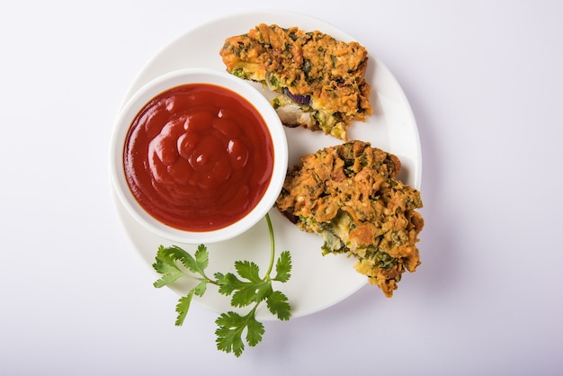 Mixed Dal Vada oder Pakoda ist ein indischer Snack, der mit Pudina-Chutney und Tee serviert wird. Selektiver Fokus