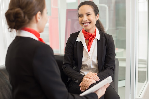 Mixed Race Businesswoman Chatten mit Kollegen