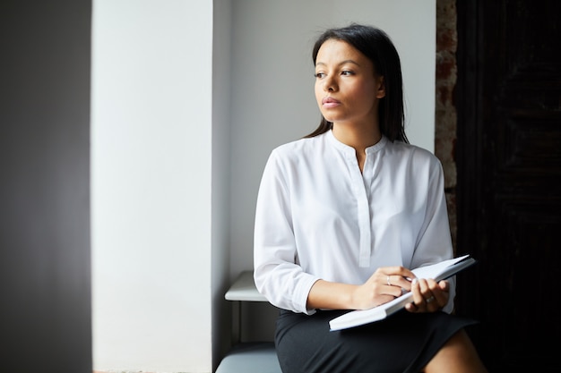 Mixed-Race Businesswoman von Window