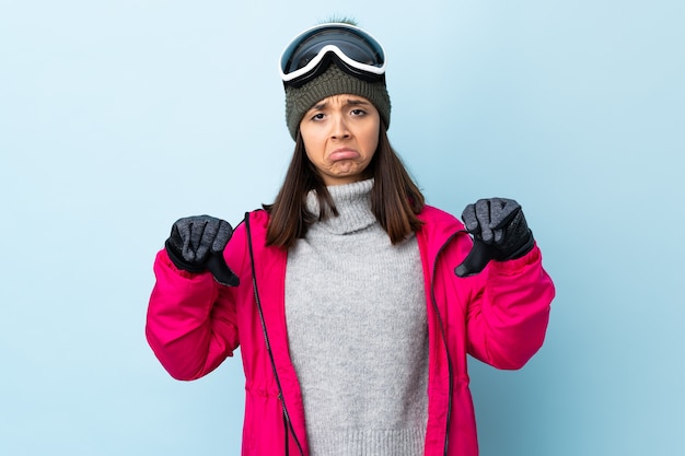 Mixed Race Skifahrerin mit Snowboardbrille