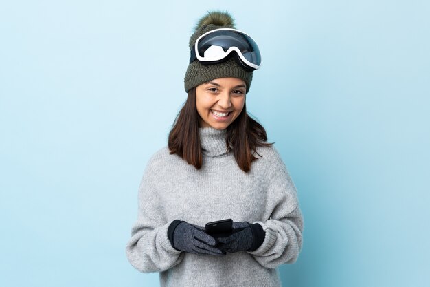 Mixed Race Skifahrerin mit Snowboardbrille