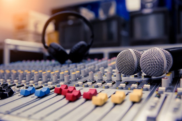 Mixer de som de close-up e microfones relacionados na sala de reuniões.