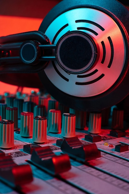 Foto mixer de som e fones de ouvido rádio dj engenharia de som