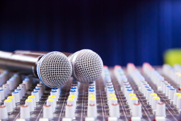 Mixer de som e microfones na sala de reuniões