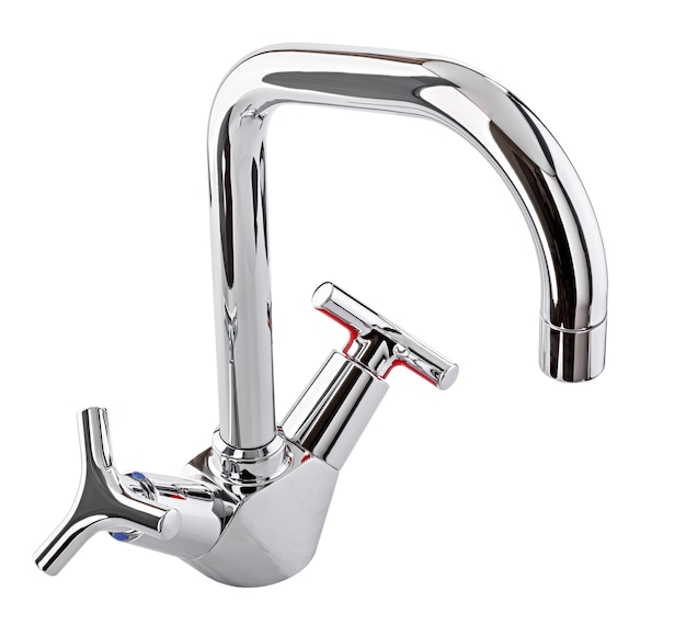 Mixer kaltes heißes Wasser. Modernes Badezimmer mit Wasserhahn. Küchen-Wasserhahn . Isolierte weiße Oberfläche. Verchromtes Metall.