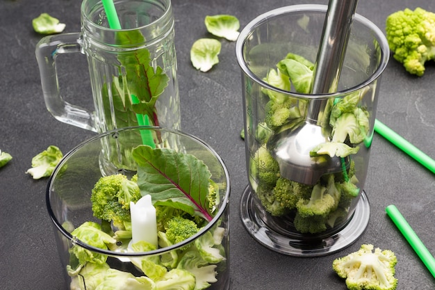 Mixer Schüssel mit Brokkoli und Mangoldblättern.