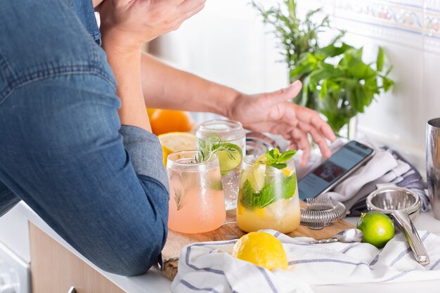 Mixologista fazendo coquetéis refrescantes com seltzer duro em casa