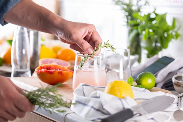 Mixologista fazendo coquetel refrescante com seltzer duro em casa