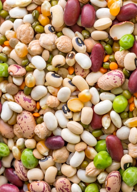 Mixto de legumbres y cereales secos aislados sobre fondo blanco vista de arriba