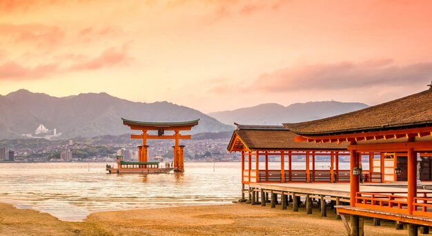 Miyajima-Insel Das berühmte schwimmende Torii-Tor