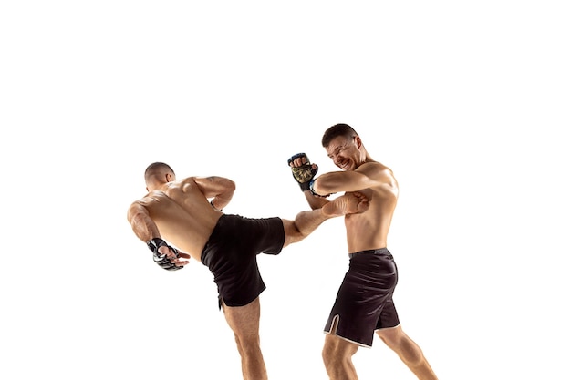 Foto mma dois lutadores profissionais socos ou boxe isolado no fundo branco do estúdio