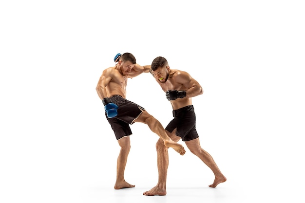 MMA Zwei professionelle Kämpfer Stanzen oder Boxen isoliert auf weißem Studiohintergrund
