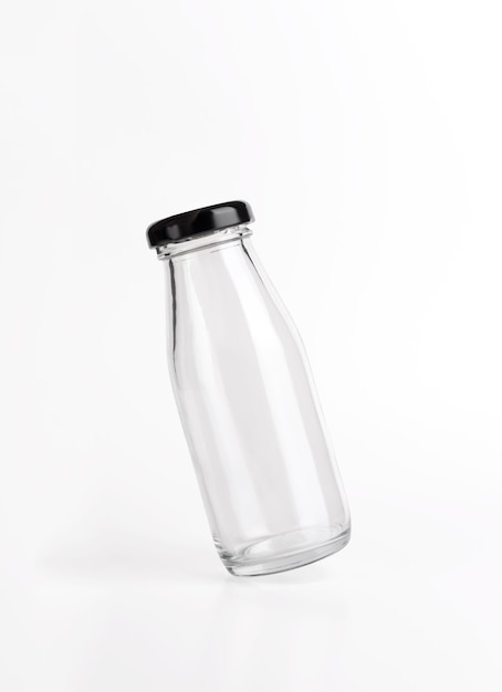 MoÑ kup transparentes leeres Glasflaschenprodukt auf weißem Hintergrund.