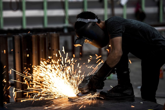 Moagem de roda elétrica na estrutura de aço na fábrica