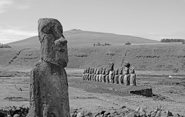 Moai A Vere Ki Haho mit den 15 Moai-Statuen von Ahu Tongariki im Hintergrund auf der Osterinsel Chile